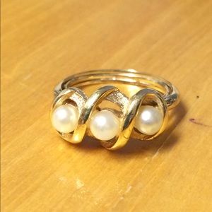 Pearl gold tone ring size 8.